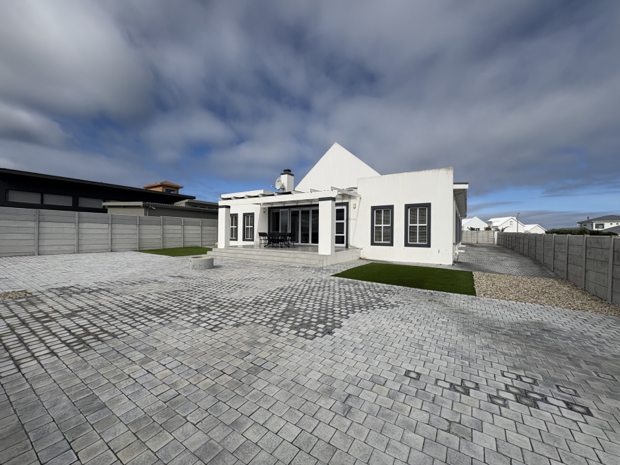 To Let 4 Bedroom Property for Rent in Yzerfontein Western Cape